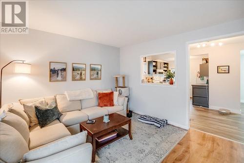 2034 Eighth Avenue, Trail, BC - Indoor Photo Showing Living Room