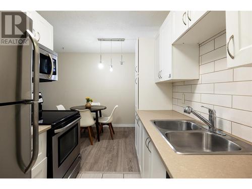 450 All Star Court Unit# 224, Kelowna, BC - Indoor Photo Showing Kitchen With Double Sink