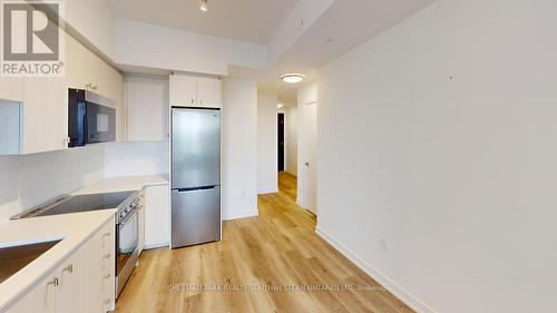 1704 - 15 Wellington Street, Kitchener, ON - Indoor Photo Showing Kitchen