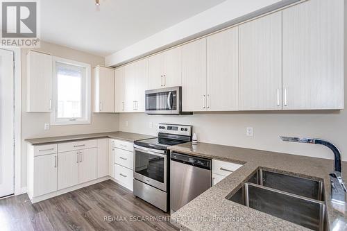 941 Manhattan Way, London, ON - Indoor Photo Showing Kitchen With Double Sink