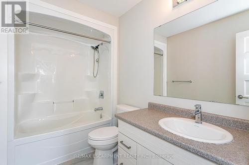 941 Manhattan Way, London, ON - Indoor Photo Showing Bathroom