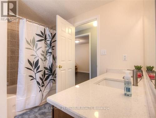 640 Activa Avenue, Kitchener, ON - Indoor Photo Showing Bathroom