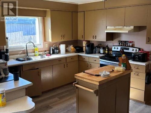 1990 Waterman Ave, Texada Island, BC - Indoor Photo Showing Kitchen With Double Sink