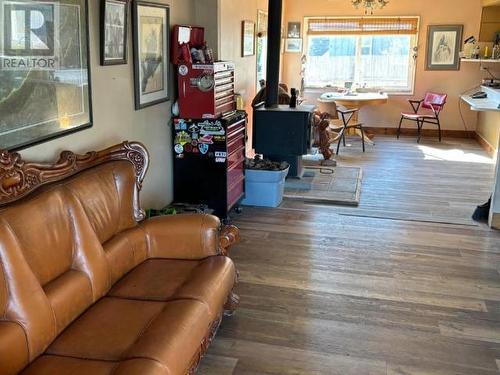 1990 Waterman Ave, Texada Island, BC - Indoor Photo Showing Living Room