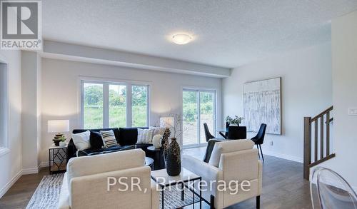 41 Queensbrook Crescent, Cambridge, ON - Indoor Photo Showing Living Room