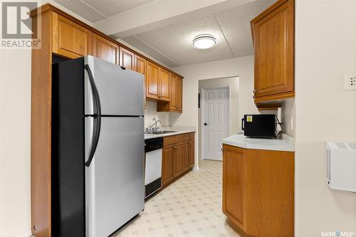 613 4045 Rae Street, Regina, SK - Indoor Photo Showing Kitchen With Double Sink