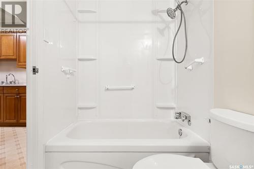 613 4045 Rae Street, Regina, SK - Indoor Photo Showing Bathroom