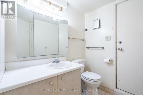 60 Atkinson Boulevard, Hamilton, ON - Indoor Photo Showing Bathroom