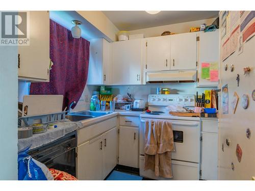 3362 Laurel Crescent, Trail, BC - Indoor Photo Showing Kitchen