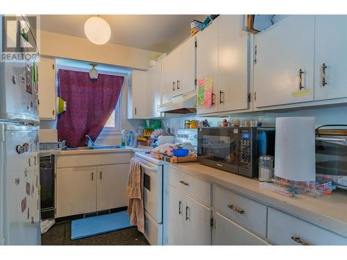 3362 Laurel Crescent, Trail, BC - Indoor Photo Showing Kitchen