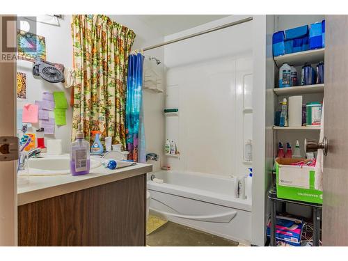 3362 Laurel Crescent, Trail, BC - Indoor Photo Showing Bathroom