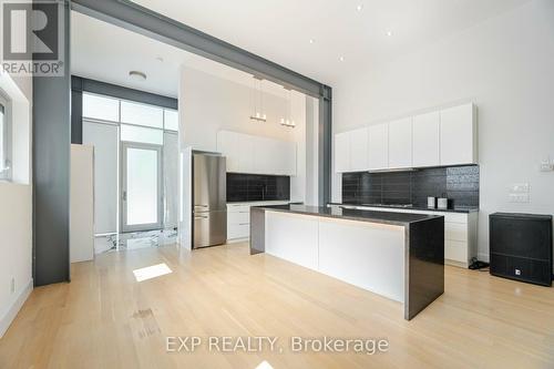 561 Arlington Avenue, Toronto, ON - Indoor Photo Showing Kitchen