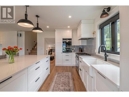 8590 Harbour Heights Road, Vernon, BC - Indoor Photo Showing Kitchen With Upgraded Kitchen