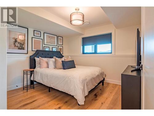 8590 Harbour Heights Road, Vernon, BC - Indoor Photo Showing Bedroom