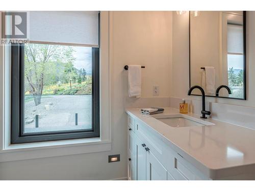 8590 Harbour Heights Road, Vernon, BC - Indoor Photo Showing Bathroom