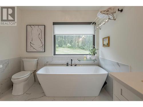 8590 Harbour Heights Road, Vernon, BC - Indoor Photo Showing Bathroom