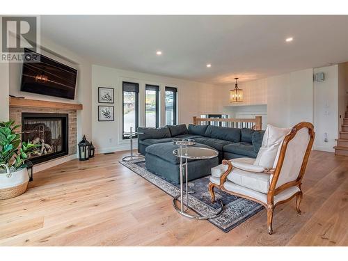 8590 Harbour Heights Road, Vernon, BC - Indoor Photo Showing Living Room With Fireplace