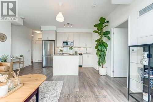 609 - 95 Oneida Crescent, Richmond Hill, ON - Indoor Photo Showing Kitchen