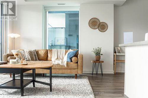 609 - 95 Oneida Crescent, Richmond Hill, ON - Indoor Photo Showing Living Room