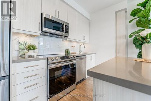 609 - 95 Oneida Crescent, Richmond Hill, ON - Indoor Photo Showing Kitchen With Upgraded Kitchen