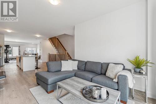 1495 Purchase Place, Innisfil, ON - Indoor Photo Showing Living Room