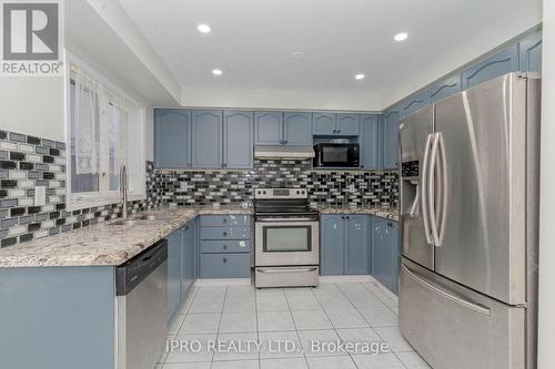 3141 Turbine Crescent, Mississauga, ON - Indoor Photo Showing Kitchen With Double Sink With Upgraded Kitchen