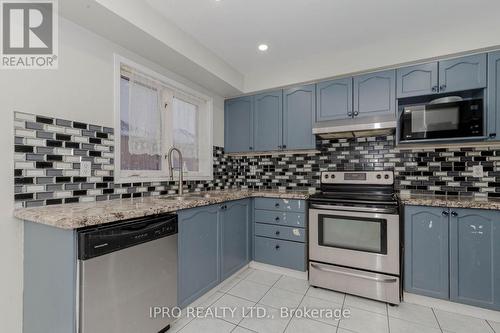 3141 Turbine Crescent, Mississauga, ON - Indoor Photo Showing Kitchen With Double Sink With Upgraded Kitchen