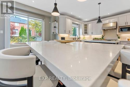 1181 Lindenrock Drive, Oakville, ON - Indoor Photo Showing Kitchen With Upgraded Kitchen