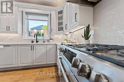 1181 Lindenrock Drive, Oakville, ON - Indoor Photo Showing Kitchen With Upgraded Kitchen