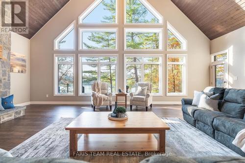 4245 Delta Road, Severn, ON - Indoor Photo Showing Living Room