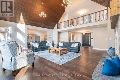 4245 Delta Road, Severn, ON - Indoor Photo Showing Living Room