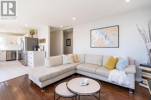 282 Robins Point Road, Tay, ON - Indoor Photo Showing Living Room