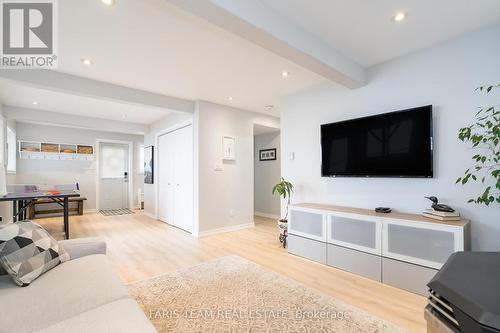 282 Robins Point Road, Tay, ON - Indoor Photo Showing Living Room