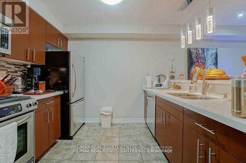 17 - 362 Plains Road E, Burlington, ON - Indoor Photo Showing Kitchen With Double Sink