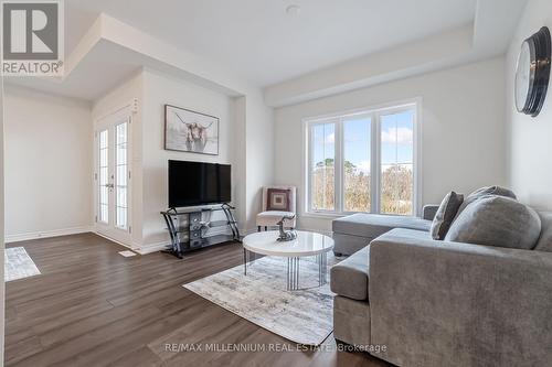 677 Park Road N, Brantford, ON - Indoor Photo Showing Living Room