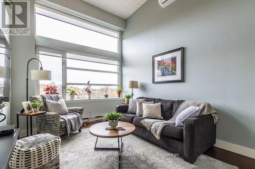 405 - 50 Main Street, Hamilton, ON - Indoor Photo Showing Living Room