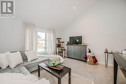 27 Aldridge Street, Hamilton, ON - Indoor Photo Showing Living Room