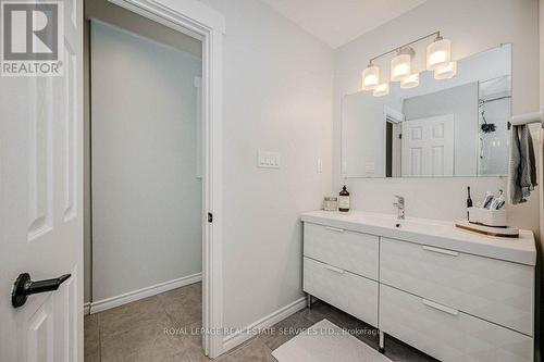 27 Aldridge Street, Hamilton, ON - Indoor Photo Showing Bathroom