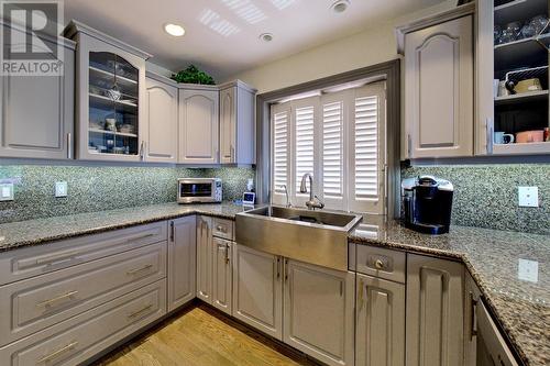 4008 Gallaghers Terrace, Kelowna, BC - Indoor Photo Showing Kitchen