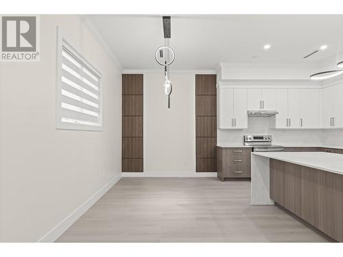 956 Fuller Avenue, Kelowna, BC - Indoor Photo Showing Kitchen