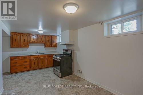 184 Kirkland Crescent, London, ON - Indoor Photo Showing Kitchen With Double Sink