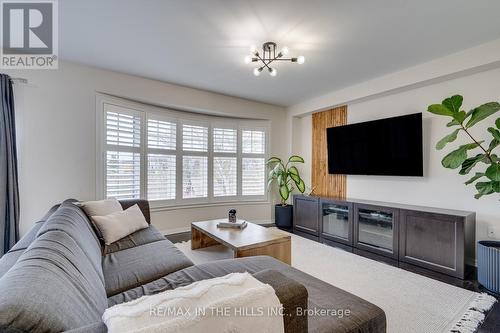 14 Personna Circle, Brampton, ON - Indoor Photo Showing Living Room