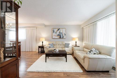 2470 Cobbinshaw Circle, Mississauga, ON - Indoor Photo Showing Living Room