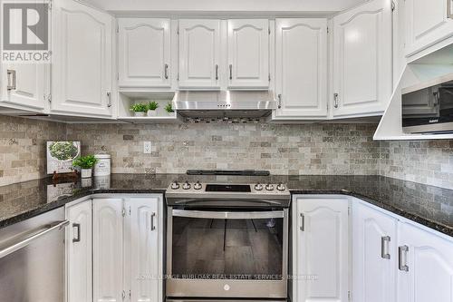 2159 Belgrave Court, Burlington, ON - Indoor Photo Showing Kitchen With Upgraded Kitchen