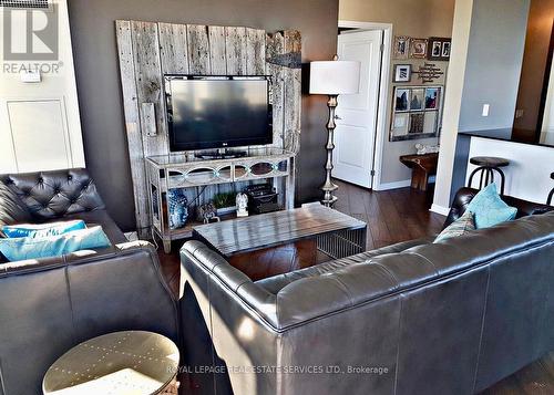 1905 - 15 Windermere Avenue, Toronto, ON - Indoor Photo Showing Living Room