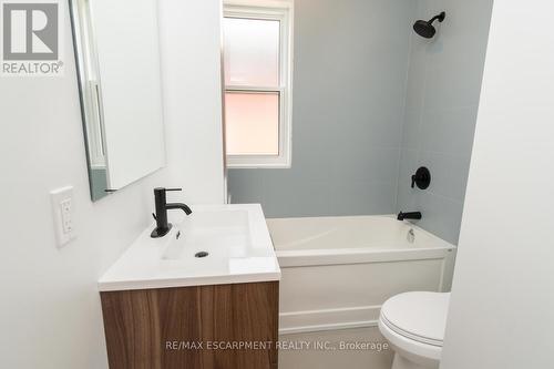 4 - 127 Victoria Avenue S, Hamilton, ON - Indoor Photo Showing Bathroom