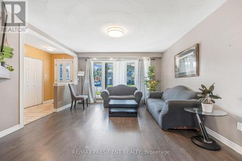 6 Rideau Crescent, Hamilton, ON - Indoor Photo Showing Living Room