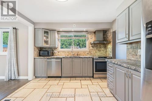 6 Rideau Crescent, Hamilton, ON - Indoor Photo Showing Kitchen With Upgraded Kitchen