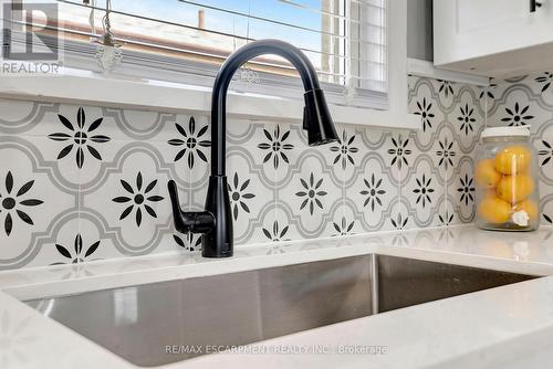 77 Inchlee Drive, Hamilton, ON - Indoor Photo Showing Kitchen