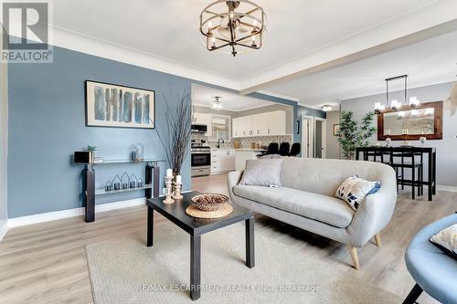 77 Inchlee Drive, Hamilton, ON - Indoor Photo Showing Living Room